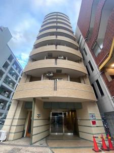 un edificio alto con una torre de espiral en una ciudad en Dotonbori, Nipponbashi, Nagahoribashi Station 5minutes on foot Double bed SE3 en Osaka