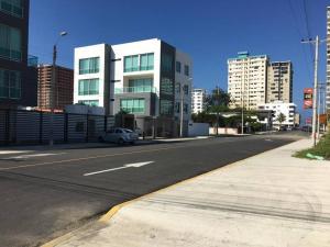 une rue vide dans une ville avec un bâtiment dans l'établissement Hermoso departamento duplex en Salinas Chipipe, à Salinas