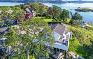 una vista aérea de una casa sobre un acantilado en Beautiful Home In Rennesy With Wifi, en Østhusvik