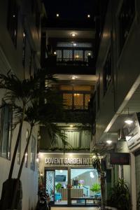 Covent Garden Hotel في مدينة هوشي منه: مبنى عليه لافته مكتوب عليها فندق حديقة العهد