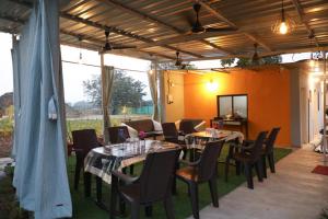 アリバグにあるYogi's Retreatのダイニングエリア(テーブル、椅子付)、パティオ