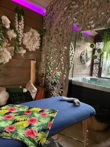 1 dormitorio con cama y bañera en SIANDAKI NID D AMOUR AVEC JACUZZI, en La Motte