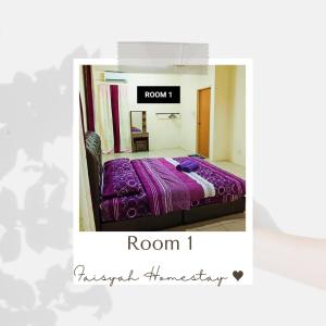 - une chambre avec un lit et une couette violette dans l'établissement FAISYAH HOMESTAY, à Lahad Datu