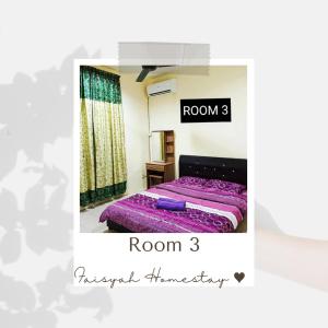 - une chambre avec un lit et une couette violette dans l'établissement FAISYAH HOMESTAY, à Lahad Datu