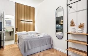 a bedroom with a bed and a mirror at Zentrales Studio Apartment 'The Garage' HBF-Messe-ÖVB Arena-City in Bremen