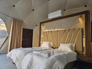 Postel nebo postele na pokoji v ubytování Star Camp Wadi Rum