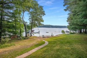 En have udenfor Waterfront Newaygo Cottage with Private Dock and Beach