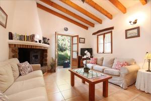 sala de estar con sofá y mesa en Villa Pedro Monjo, en Pollensa