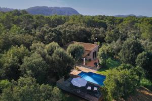 una vista aérea de una casa con piscina en Villa Pedro Monjo, en Pollensa