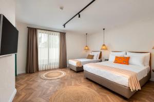 Habitación de hotel con 2 camas y TV de pantalla plana. en Azuu Boutique Hotel en Antalya