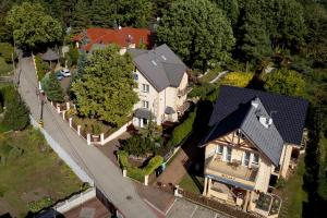 una vista aérea de una casa con un árbol en Willa Natalia en Zielona Góra