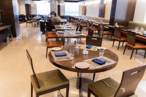 Un restaurante o sitio para comer en Four Points by Sheraton Ahmedabad