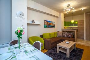 布德瓦的住宿－Luxury Apartment Anastasia Tre canne，客厅配有沙发和桌子