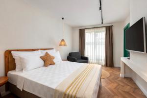 une chambre d'hôtel avec un lit et une télévision dans l'établissement Azuu Boutique Hotel, à Antalya