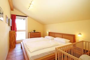 ein Schlafzimmer mit einem großen Bett und einem Fenster in der Unterkunft Apartments Büsumer Ring in Kühlungsborn