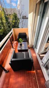 uma varanda com dois sofás pretos e uma mesa em Pluton em Montpellier