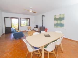 a dining room and living room with a table and chairs at Cubo's La Maison de Mily in Villafranco de Guadalhorce