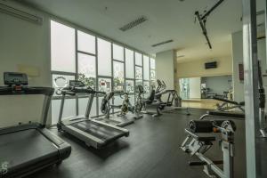 Fitness centrum a/nebo fitness zařízení v ubytování Warm and Comfy studio in central Jakarta, SCBD