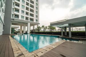 Bazén v ubytování Warm and Comfy studio in central Jakarta, SCBD nebo v jeho okolí