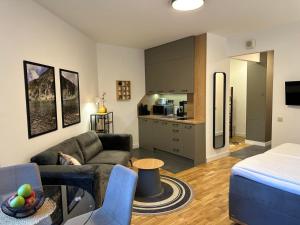 uma sala de estar com um sofá e uma cozinha em Sana Ski apartment 313A in Flora, Borovets em Borovets