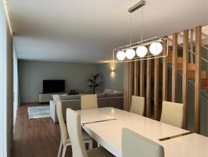 Armada的住宿－Casa da Arda, Afife，用餐室以及带白色桌椅的起居室。