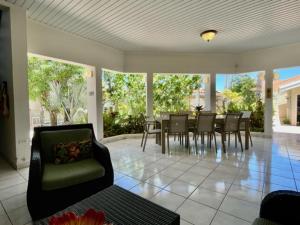 uma sala de estar com mesa e cadeiras em Beachside Villa at Boca Catalina em Palm-Eagle Beach