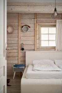 ein Schlafzimmer mit einem weißen Bett und einem Fenster in der Unterkunft Apartament Empujon Sokołowsko in Sokołowsko