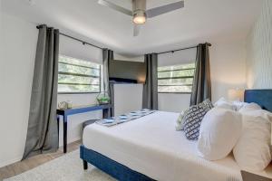sypialnia z łóżkiem i niebieskim stołem w obiekcie Paradise Palms House w mieście Delray Beach