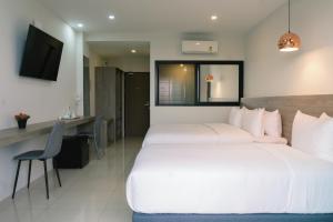 Postel nebo postele na pokoji v ubytování Mountain&Sea Hotel Prachuap