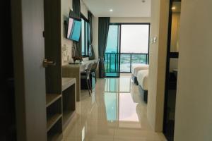 TV a/nebo společenská místnost v ubytování Mountain&Sea Hotel Prachuap