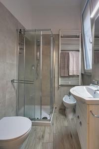 ein Bad mit einer Dusche, einem WC und einem Waschbecken in der Unterkunft La Casa dei Sogni: Bilocale Chic a Pavia in Pavia