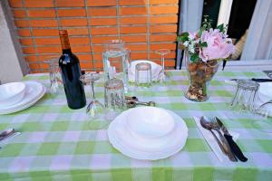 una mesa con platos blancos y una botella de vino en Apart 2 terrazas para 4 personas Bilbao centro, en Bilbao