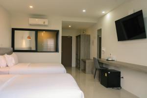 TV a/nebo společenská místnost v ubytování Mountain&Sea Hotel Prachuap