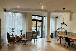 - un salon avec une table et des chaises en bois dans l'établissement Hotel Claret, à Paris