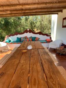 uma grande mesa de madeira numa sala de estar em Monte Do Areeiro em Coruche