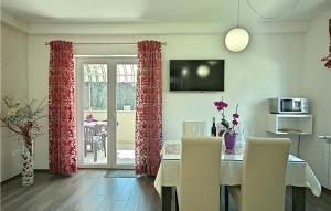 波雷奇的住宿－Tatty，一间用餐室,配有红色窗帘和桌椅