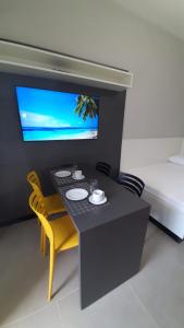une salle miniature avec une table et une chaise jaune dans l'établissement Studio 110 Maravilhoso Vista Mar Piscina Aquecida, à Matinhos 52 autres photos