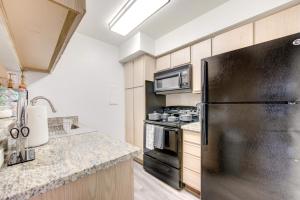 uma cozinha com um frigorífico e um fogão forno superior em Elegant Houston Hub MedCtr,NRG,Galleria,Museum District em Houston