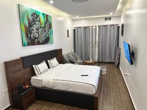 Een bed of bedden in een kamer bij Ruhondo Executive Suites