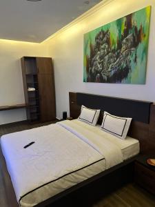 Een bed of bedden in een kamer bij Ruhondo Executive Suites