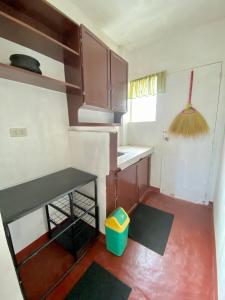 eine kleine Küche mit einer Spüle und einer Theke in der Unterkunft La Casa Blanca Binoclutan Beach Resort in Botolan