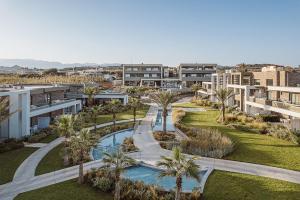 z góry widok na ośrodek z basenem i palmami w obiekcie Myrion Beach Resort & Spa - Adults Only w mieście Gerani