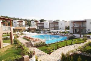 una imagen de una piscina en un complejo en Dibek Homes Villa & Hotel, en Yalıkavak