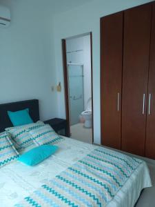 - une chambre avec un grand lit et un miroir dans l'établissement Conjunto Santa Ana, à Flandes