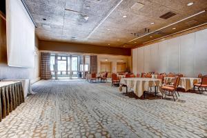 una sala de banquetes con mesas y sillas en un edificio en The Keystone Lodge and Spa by Keystone Resort, en Keystone
