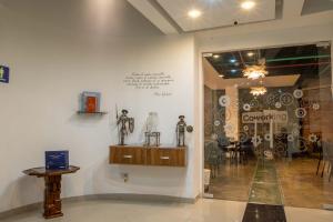 une pièce avec deux mannequins exposés dans un musée dans l'établissement Hotel Wess, à Bogotá