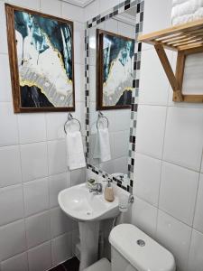 uma casa de banho branca com um lavatório e um WC em Anka Lodge Quitor em San Pedro de Atacama