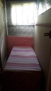 Un pat sau paturi într-o cameră la Itajaí Hostel Pousada