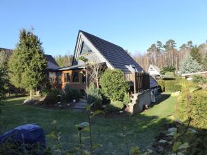 een huis in een tuin met een tuin bij Eifelwaldhäuschen Grosstyp mit Wintergarten und Waschkeller Haustiere ok in Blankenheim