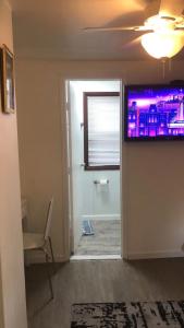 Телевизор и/или развлекательный центр в cozy room with private bathroom